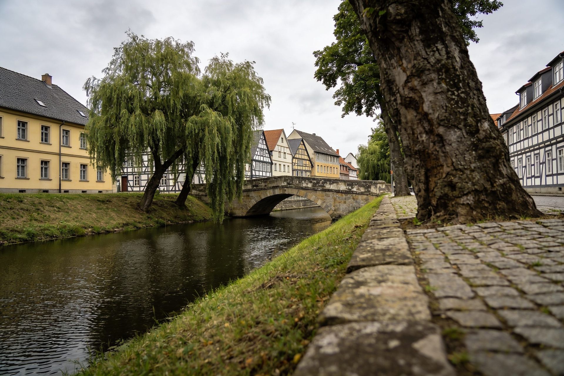 Flussarm mit steinerner Bogenbrücke