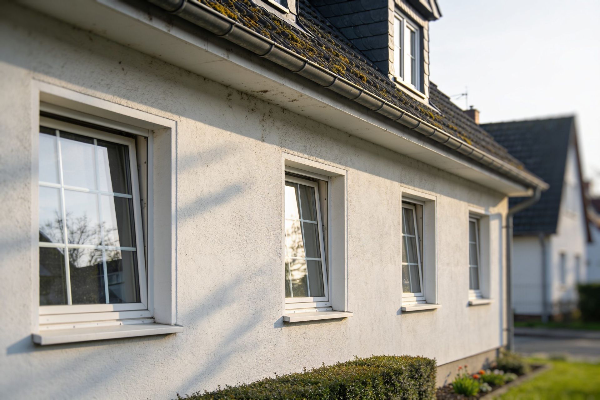 Einfamilienhaussiedlung mit Carports und Vorgärten
