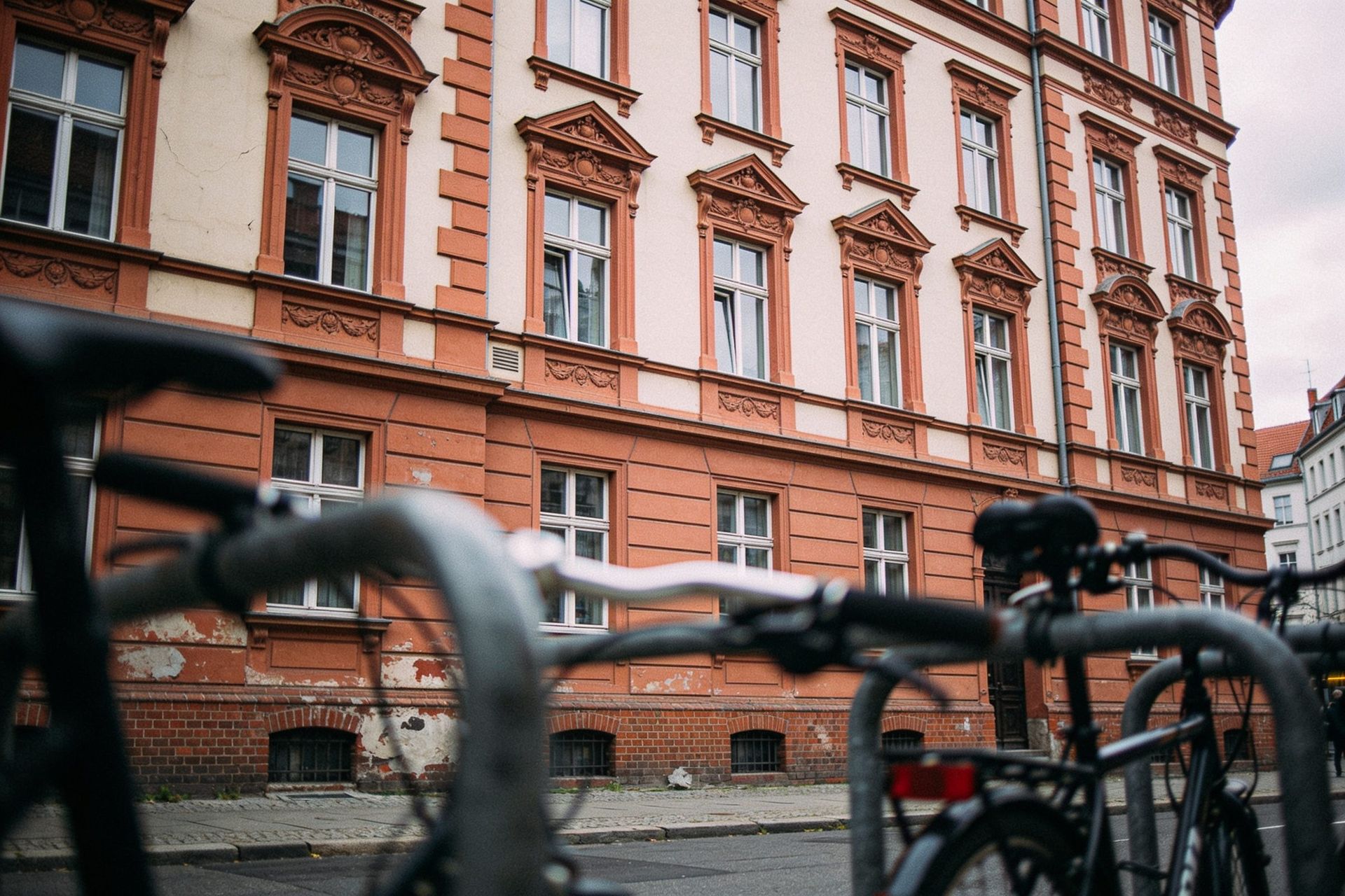 Gründerzeitlicher Straßenzug mit Stuckfassaden