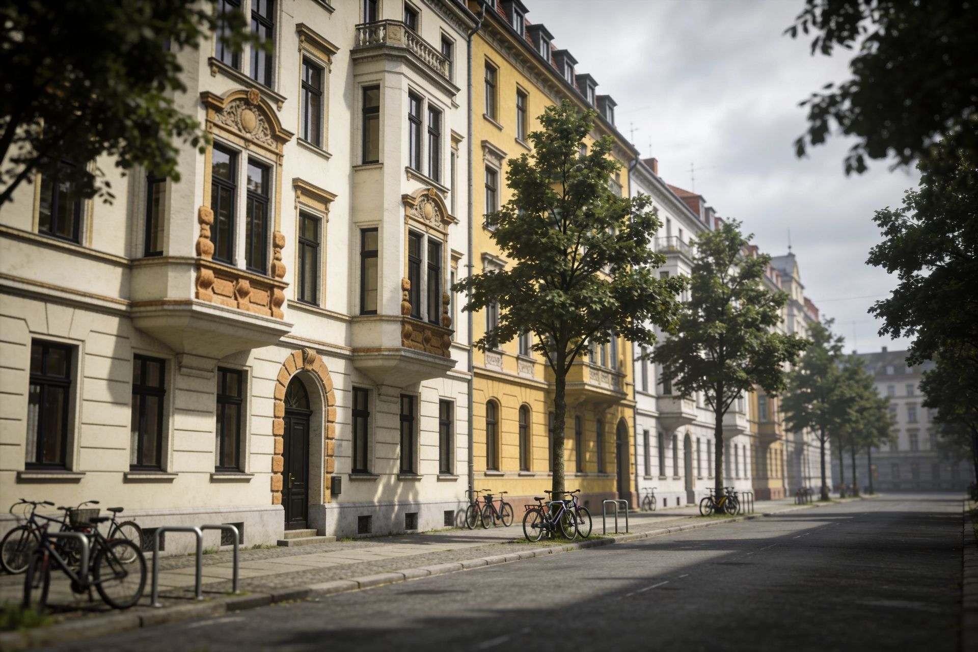 Gründerzeitlicher Straßenzug mit Stuckfassaden