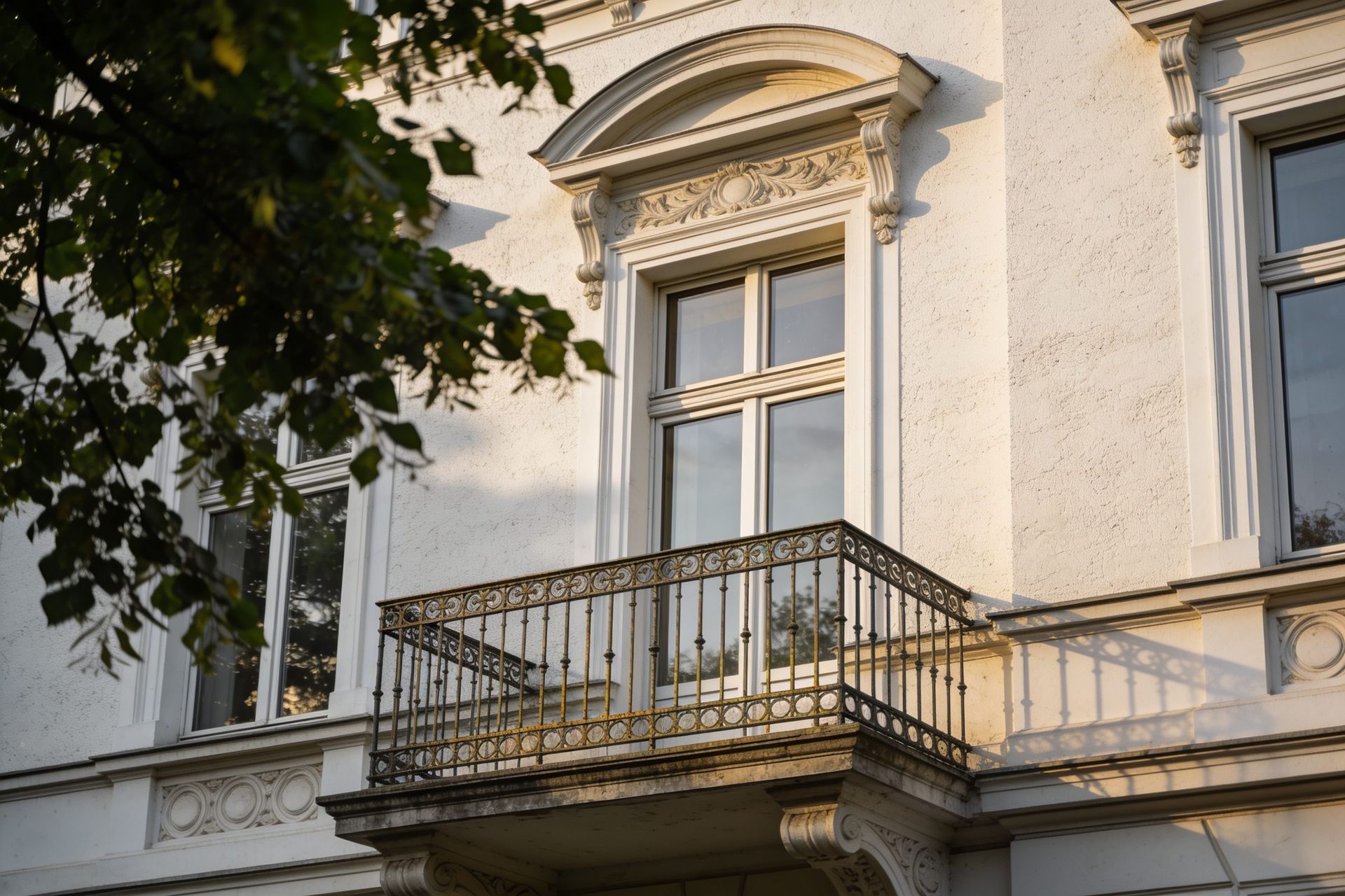 Villenstraße mit alten Laubbäumen