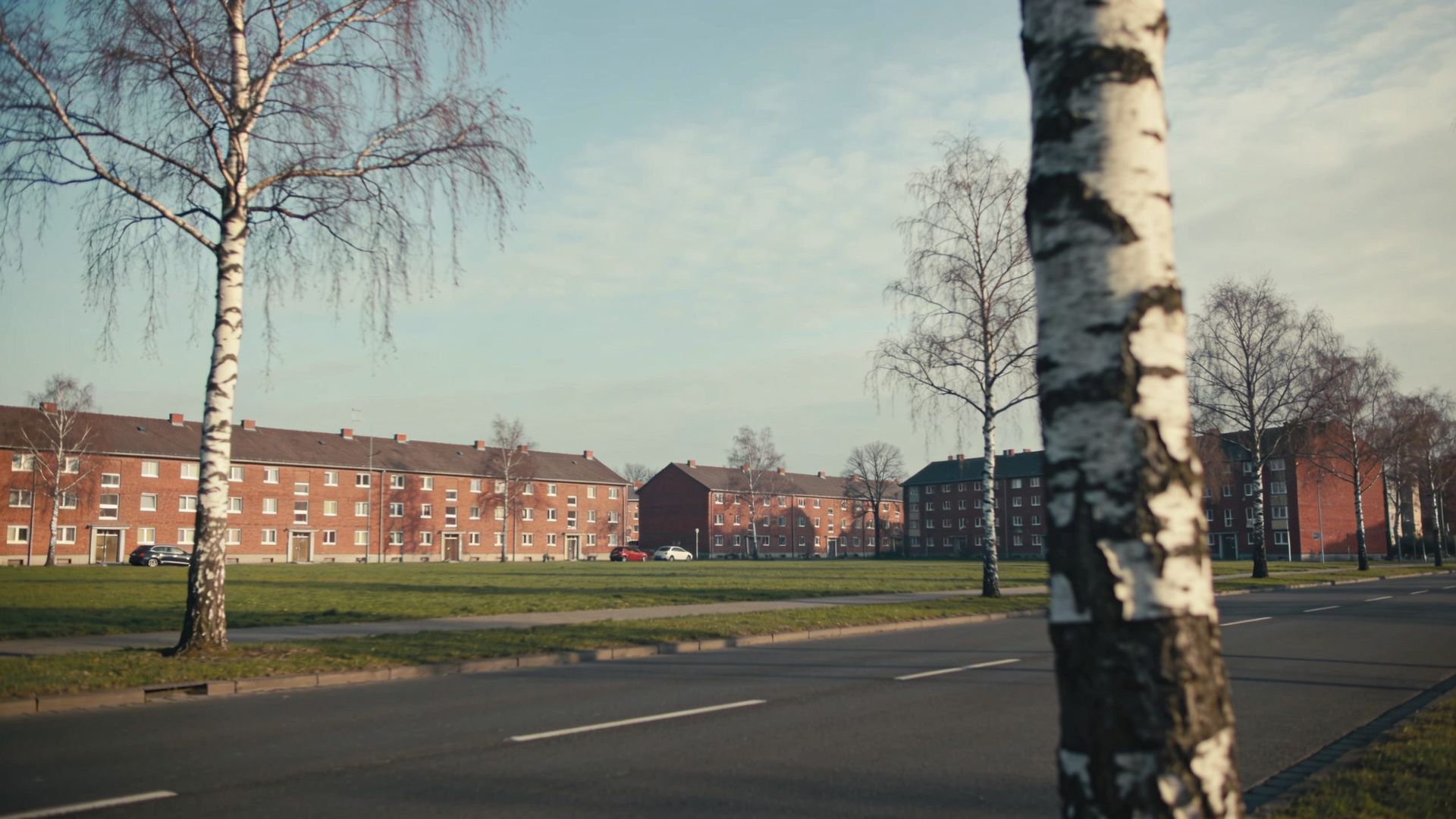 Boulevard mit Klinker-Wohnzeilen der Nachkriegszeit
