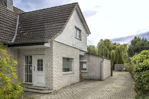 –RESERVIERT–CHARMANTES EINFAMILIENHAUS MIT GROSSEM GRUNDSTÜCK IN CELLE – IDYLLISCH WOHNEN AUF CA. 1.284 m2 GRUNDSTÜCK