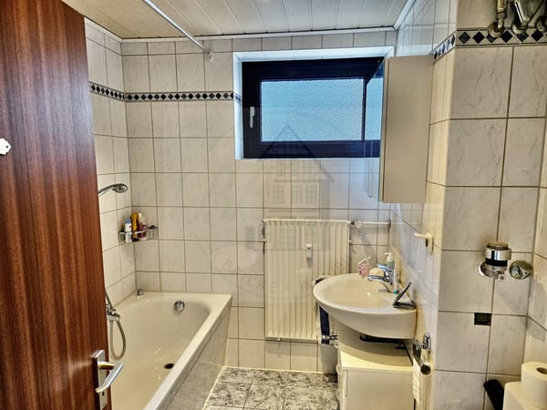 LAGE, LAGE, LAGE! 2-ZIMMER-WOHNUNG MIT BALKON IN BESTER LAGE VON LANGENHAGEN