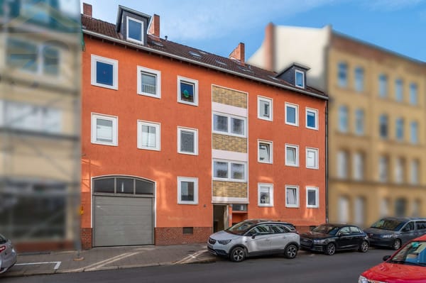 Hausansicht mit Garage