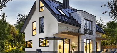 Modernes Einfamilienhaus mit Satteldach, Solarpaneelen und beleuchteten Fenstern am Abend