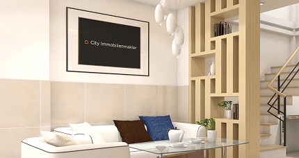 Gerendertes Wohnzimmer mit Fernseher, der das Logo 'City Immobilienmakler' zeigt