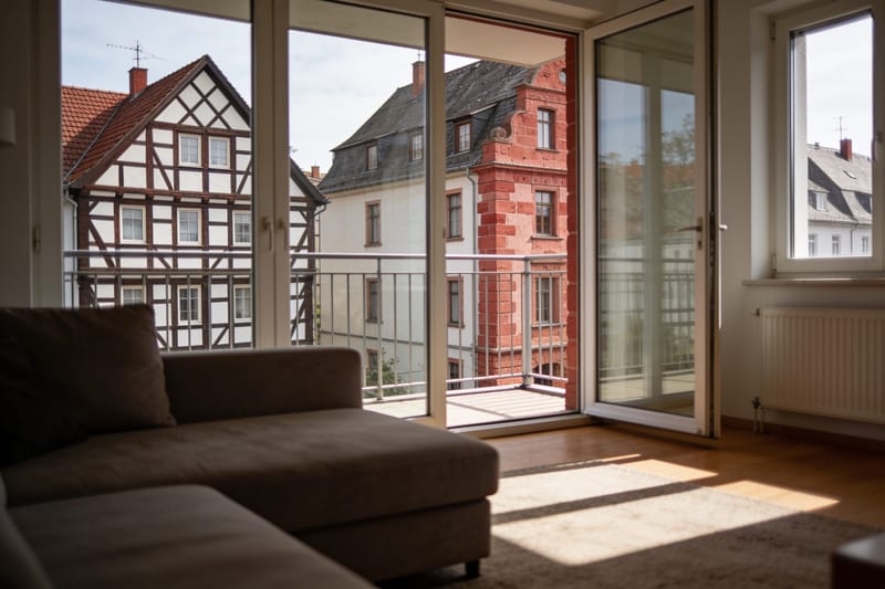 Wohnhaus mit Eigentumswohnungen und Balkonen