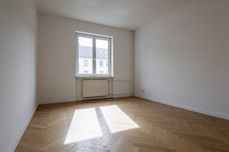 Unterlagen und Grundriss auf dem Beratungstisch