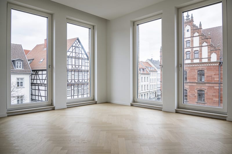 Neubau mit bodentiefen Fenstern und Balkonen