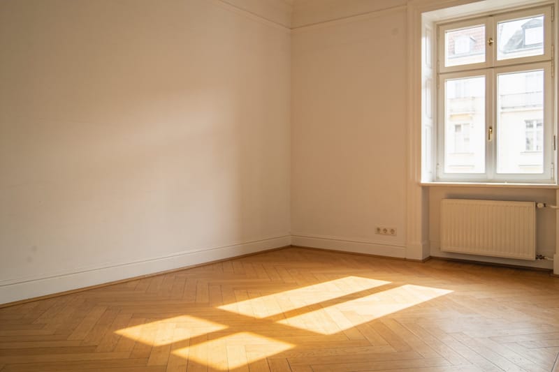 Unterlagen und Grundriss auf dem Beratungstisch