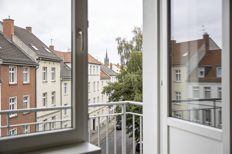 Wohnzimmer einer Eigentumswohnung mit Tageslicht
