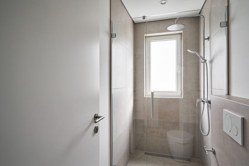 Badezimmer in neutraler Ausstattung
