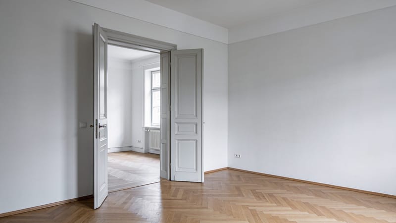 Besichtigung eines leeren Wohnraums