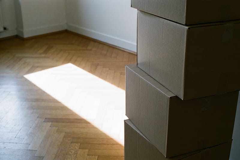 Umzugskartons in der leeren Wohnung