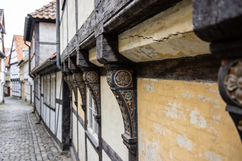 Kopfsteingasse mit Fachwerkhäusern in Celle