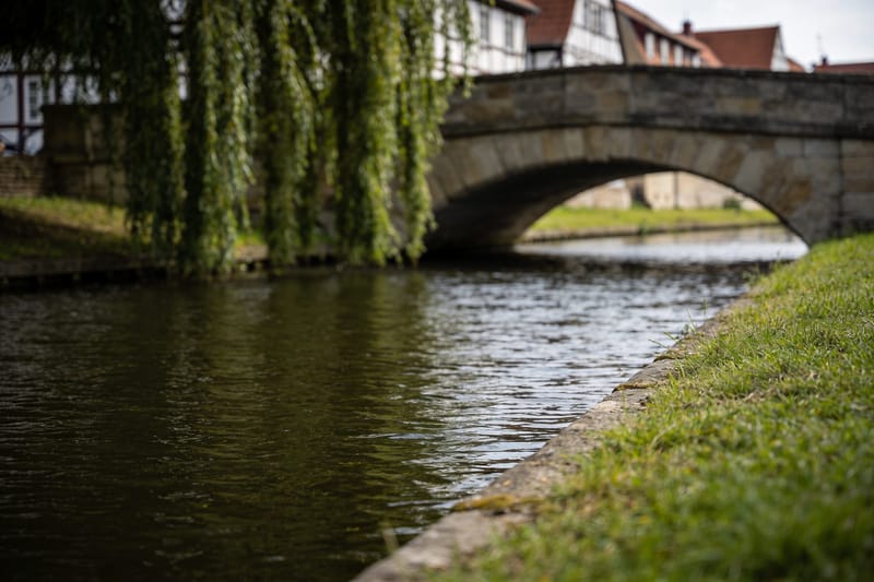 Flussarm mit steinerner Bogenbrücke in Celle