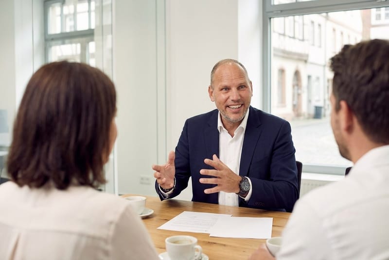 Oliver Martin von City Immobilienmakler im Beratungsgespräch