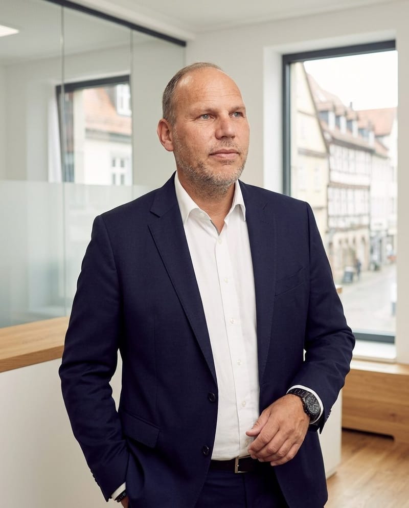 Oliver Martin von City Immobilienmakler im Büro