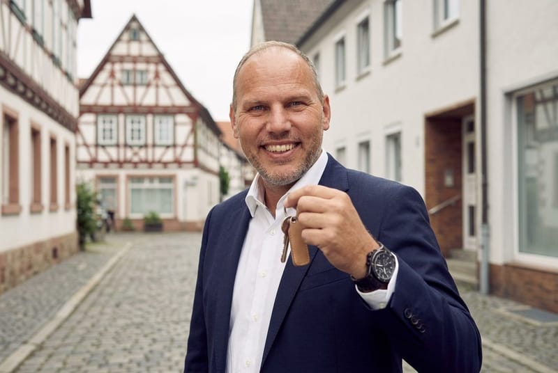 Oliver Martin von City Immobilienmakler bei der Schlüsselübergabe