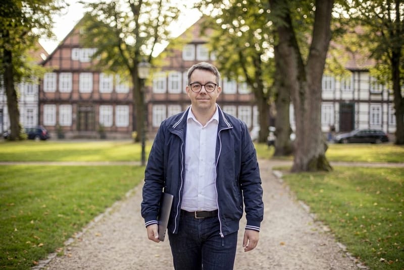 Benjamin Bricke von City Immobilienmakler unterwegs im Stadtgebiet