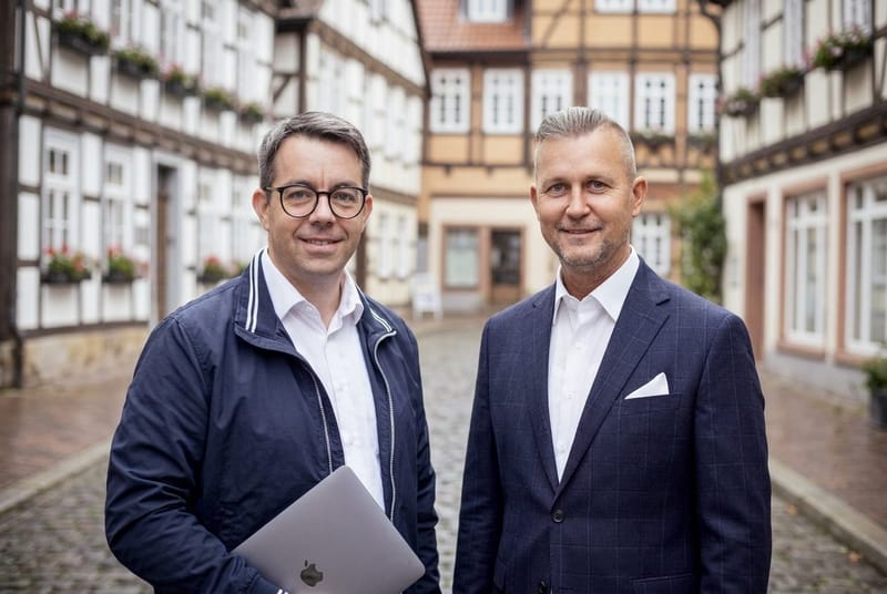 Benjamin Bricke und Henri Ehmke von City Immobilienmakler als Team vor Ort
