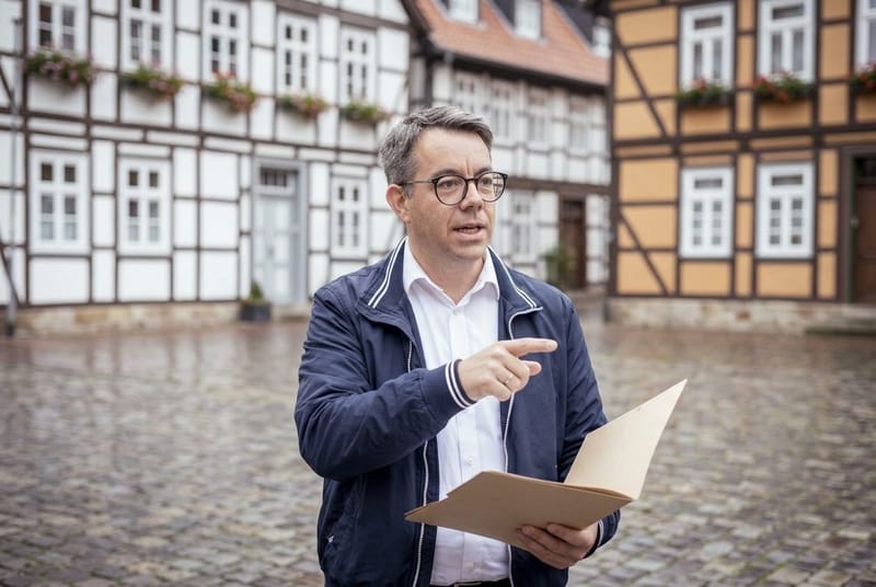 Benjamin Bricke von City Immobilienmakler beim Erläutern der Unterlagen