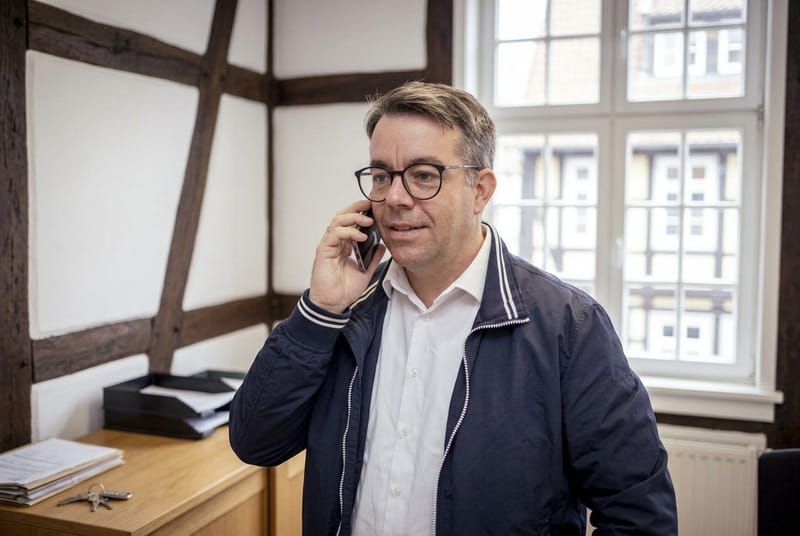 Benjamin Bricke von City Immobilienmakler im Telefonat unterwegs