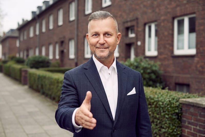 Henri Ehmke von City Immobilienmakler bei der Begrüßung