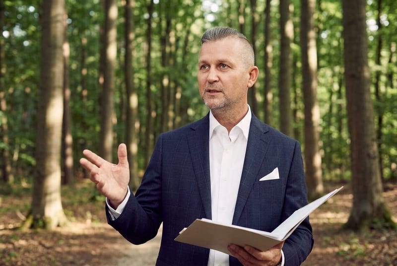 Henri Ehmke von City Immobilienmakler beim Erläutern der Unterlagen