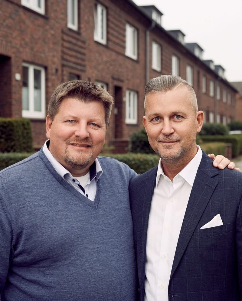 Henri Ehmke und Markus Meyer von City Immobilienmakler als Team vor Ort