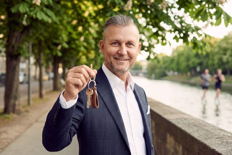Henri Ehmke von City Immobilienmakler bei der Schlüsselübergabe