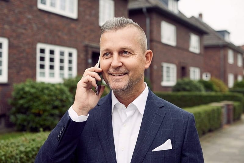 Henri Ehmke von City Immobilienmakler im Telefonat unterwegs