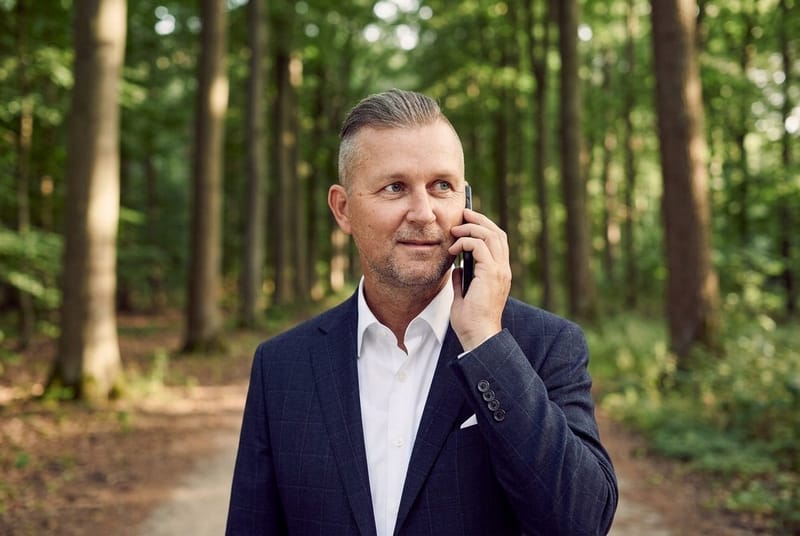 Henri Ehmke von City Immobilienmakler im Telefonat unterwegs