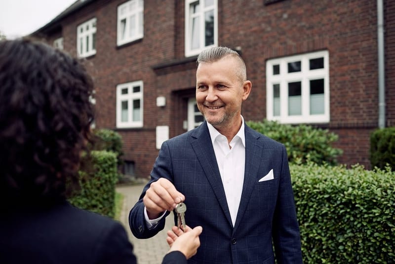Henri Ehmke von City Immobilienmakler bei der Übergabe an die Kundschaft