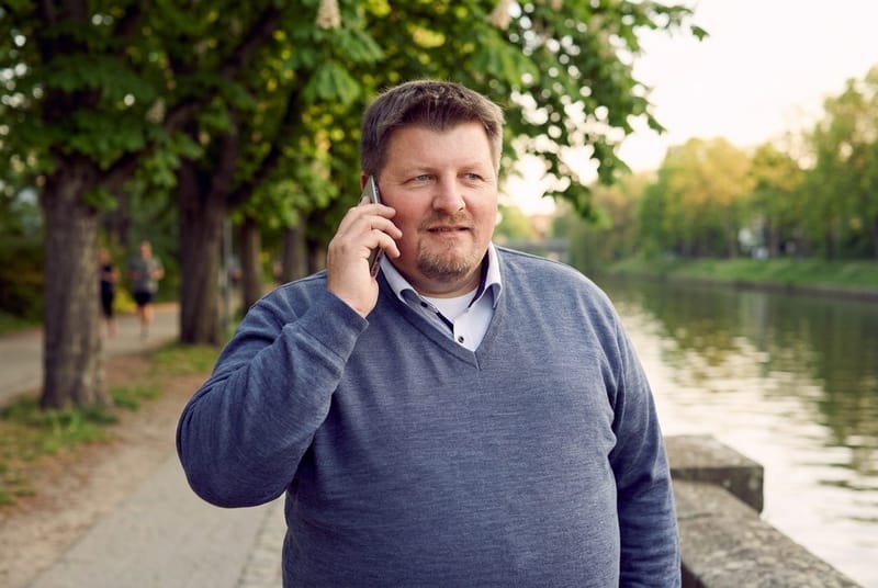 Markus Meyer von City Immobilienmakler im Telefonat unterwegs