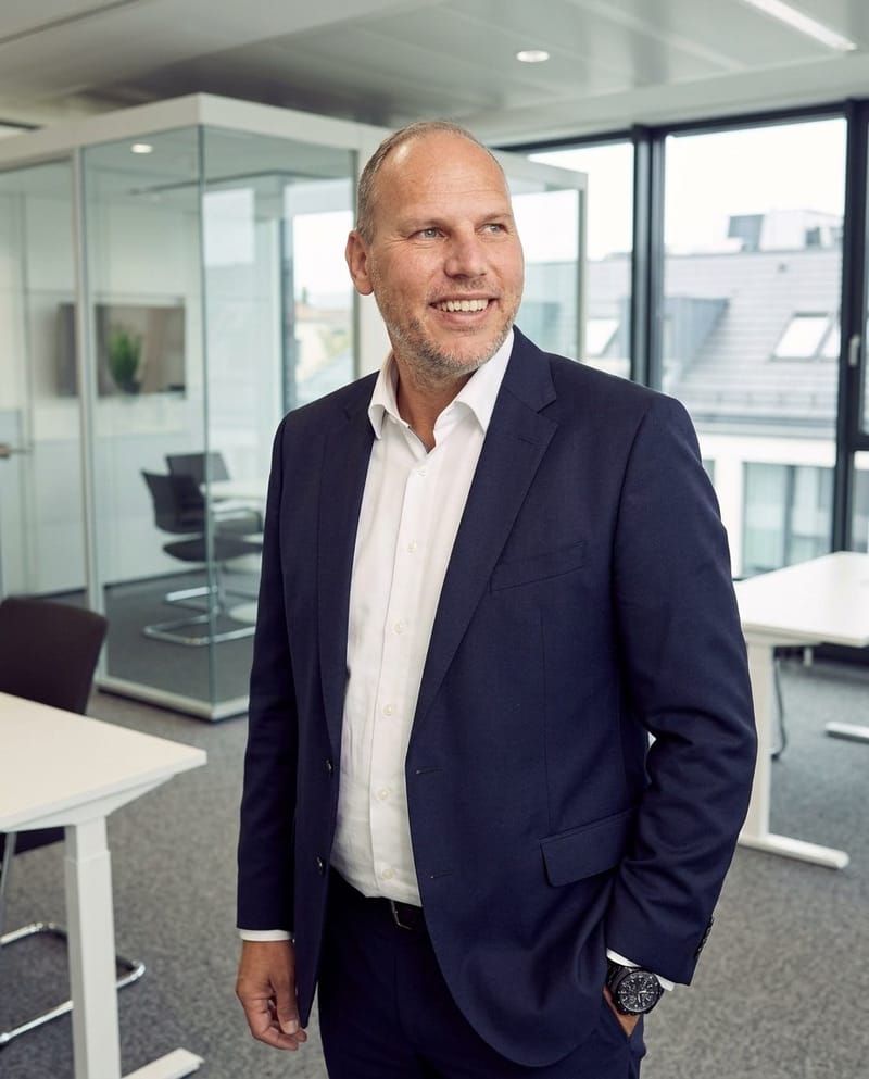 Oliver Martin von City Immobilienmakler im Büro in Wolfsburg