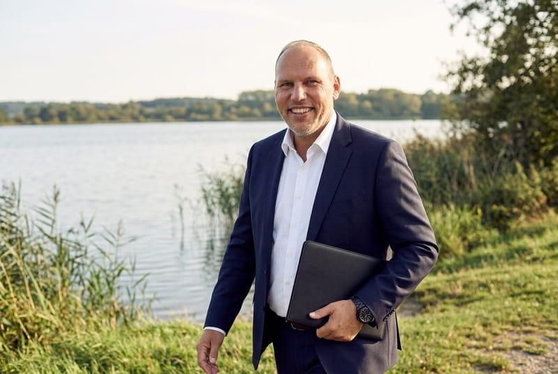 Oliver Martin von City Immobilienmakler unterwegs im Stadtgebiet in Wolfsburg