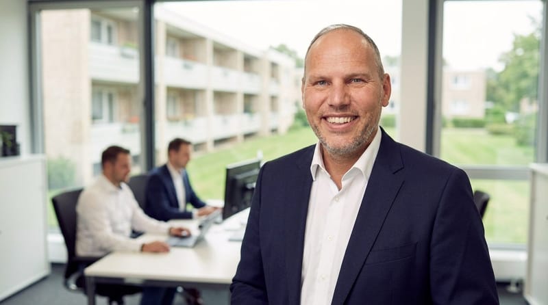 Oliver Martin von City Immobilienmakler vor dem Büro