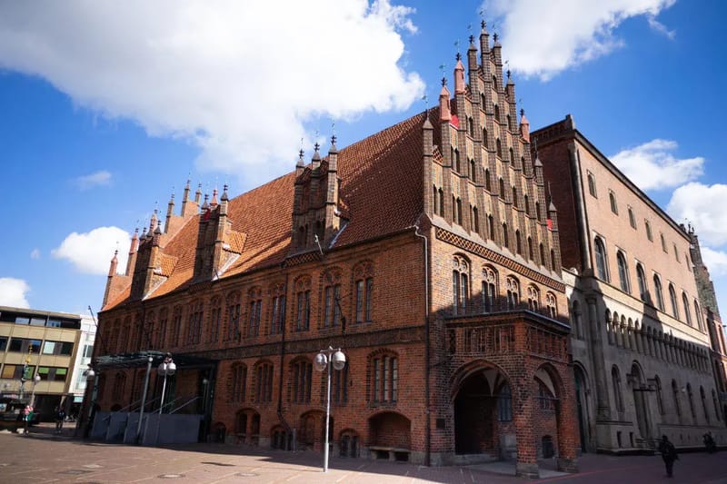 Backsteingotisches Altes Rathaus Hannover mit Treppengiebel unter blauem Himmel