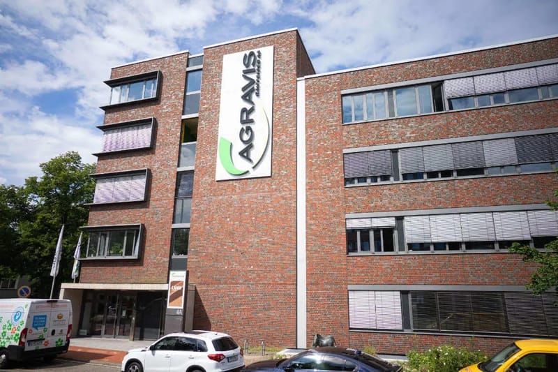 Bürogebäude mit großem AGRAVIS-Logo an der Fassade