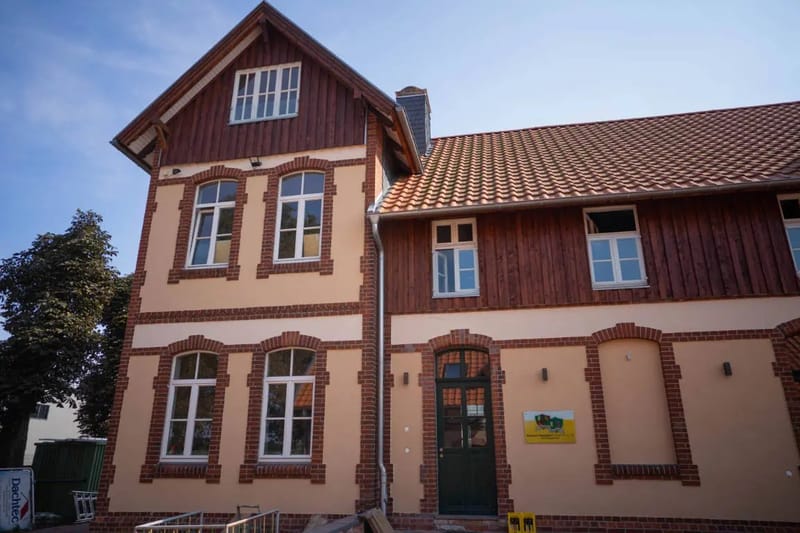 Saniertes historisches Fachwerk-Backsteinhaus mit grüner Eingangstür