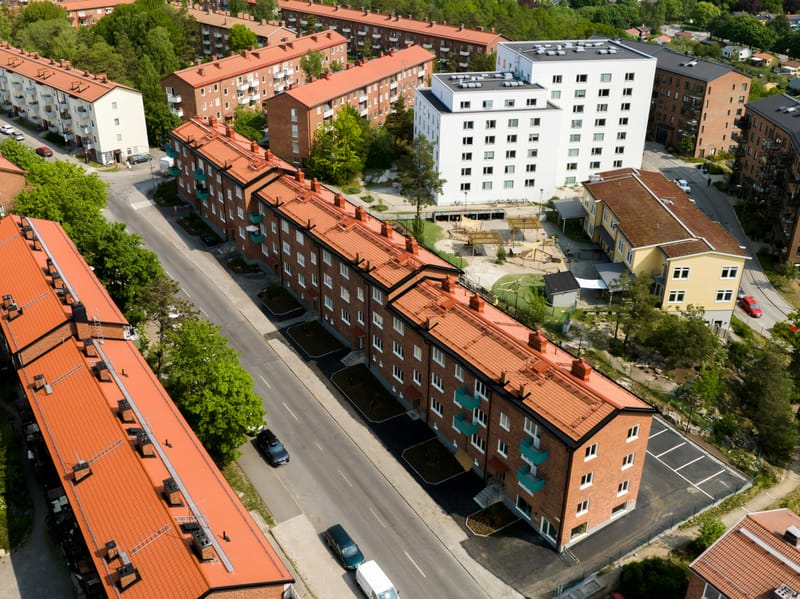 Luftaufnahme einer Wohnsiedlung mit orangefarbenen Ziegeldächern, kein niedersächsischer Ort erkennbar