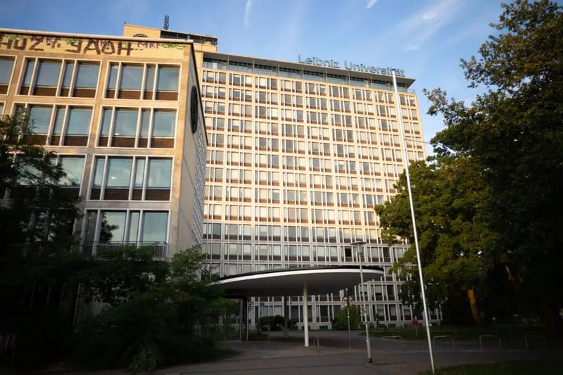 Universitätsgebäude mit Schriftzug 'Leibniz Universität', nicht das Continental-Hochhaus