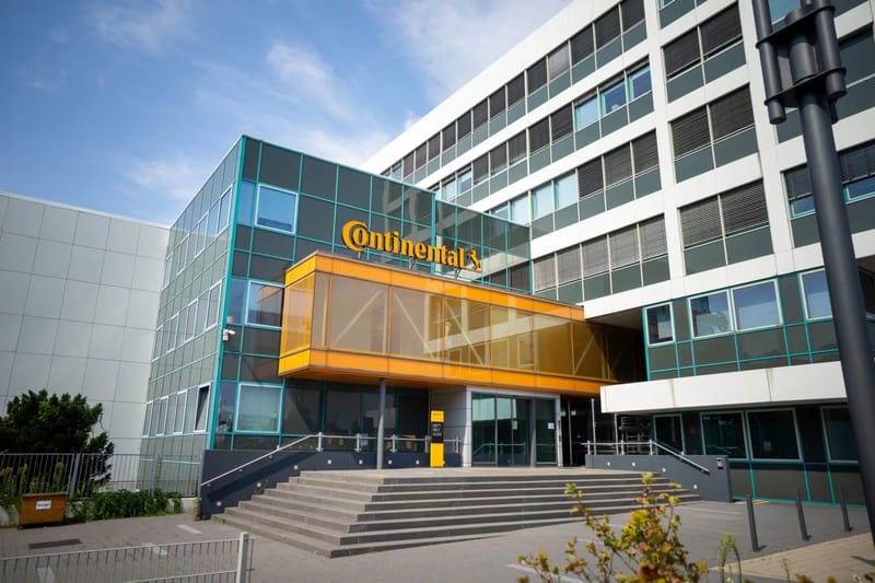 Firmeneingang mit gelbem Continental-Logo an Glasfassade