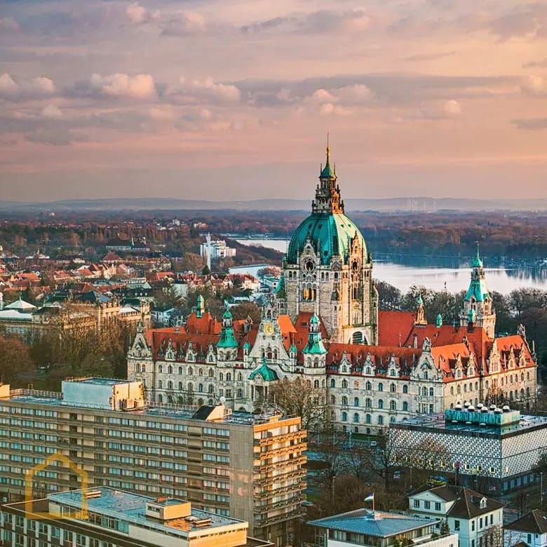 Luftaufnahme des Neuen Rathauses Hannover mit Maschsee bei Sonnenuntergang