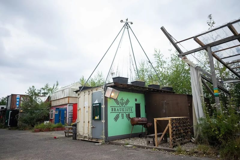 Umgebauter Schiffscontainer mit grüner Fassade und Schriftzug Braukiste