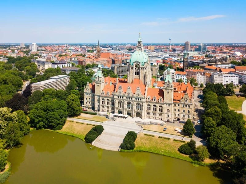 Luftaufnahme des Neuen Rathauses Hannover mit Teich