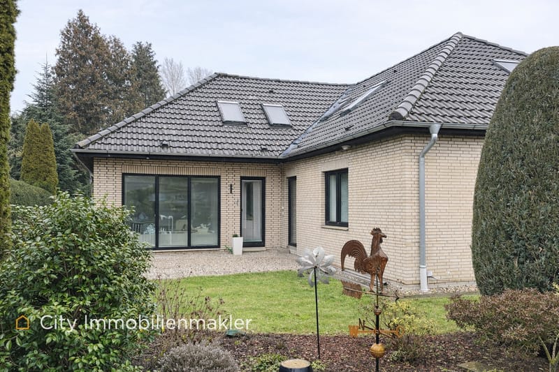 Garbsen: Sehr gepflegtes Einfamilienhaus mit 5 Zi.- 2 Bäder & großem Garten - Garage
