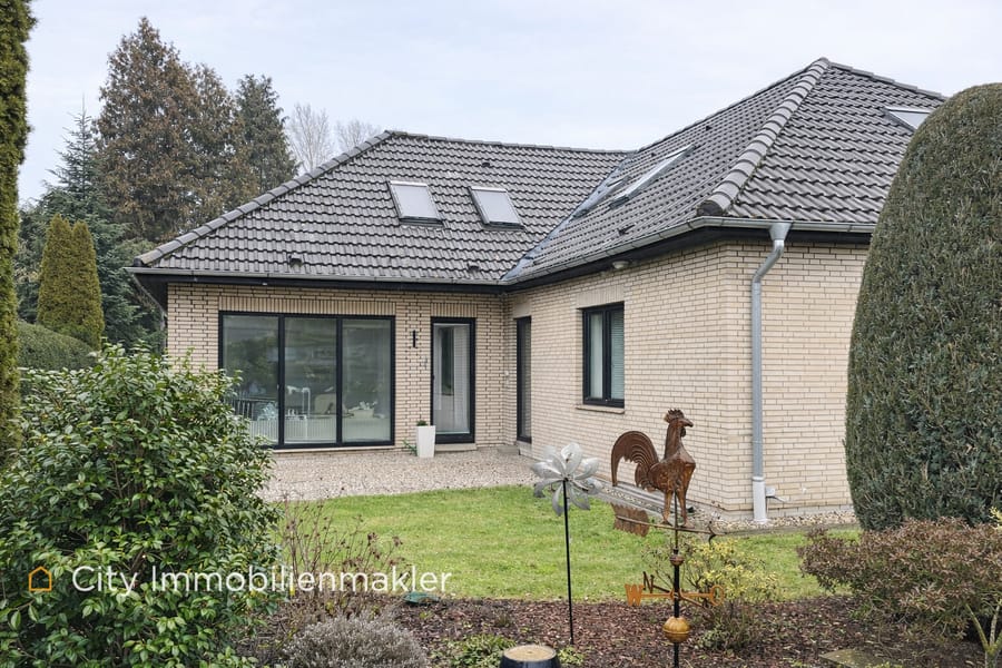 Garbsen: Sehr gepflegtes Einfamilienhaus mit 5 Zi.- 2 Bäder & großem Garten - Garage